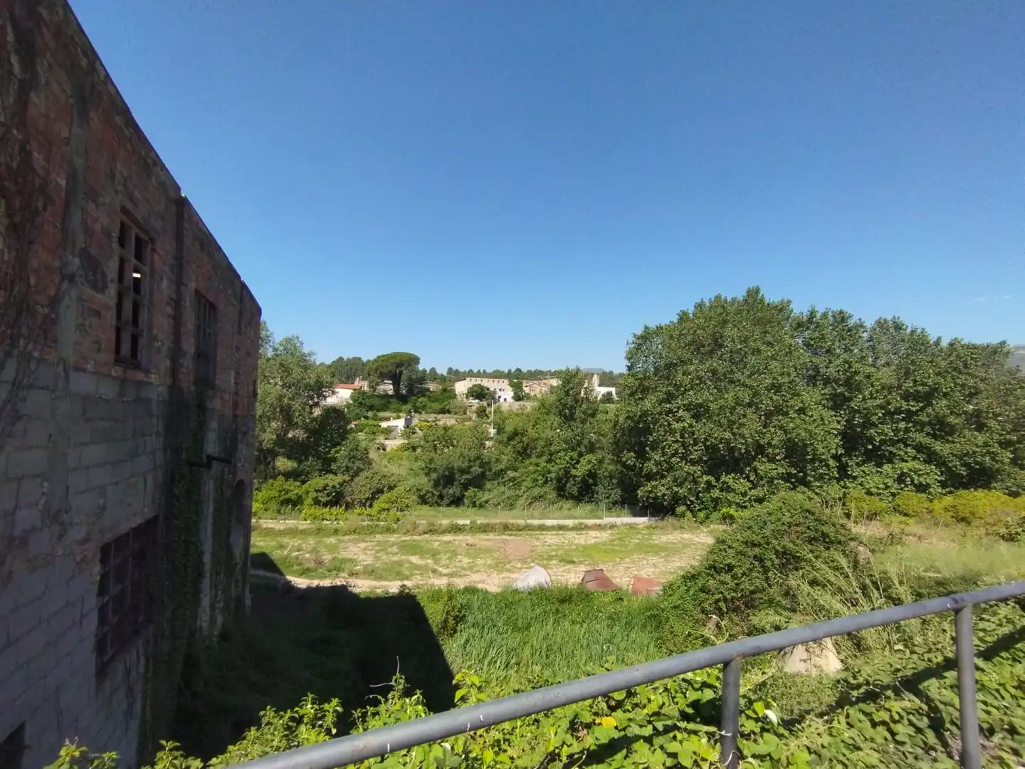 Außenansicht von Gebäude zum Verkauf in Rossell