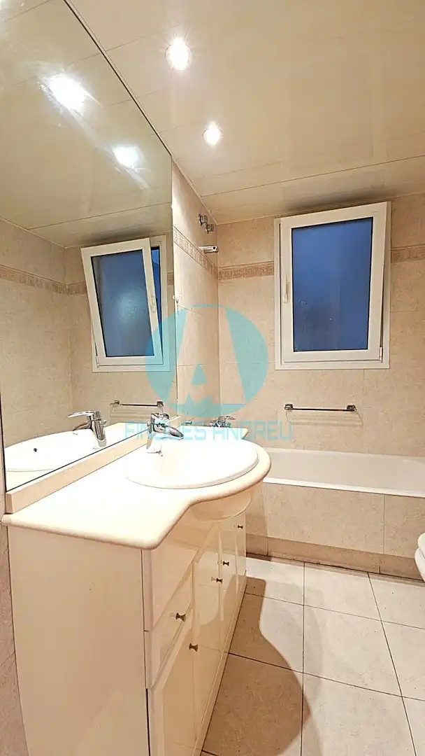 Badezimmer von Wohnung zum Verkauf in Mataró mit Klimaanlage, Heizung und Terrasse