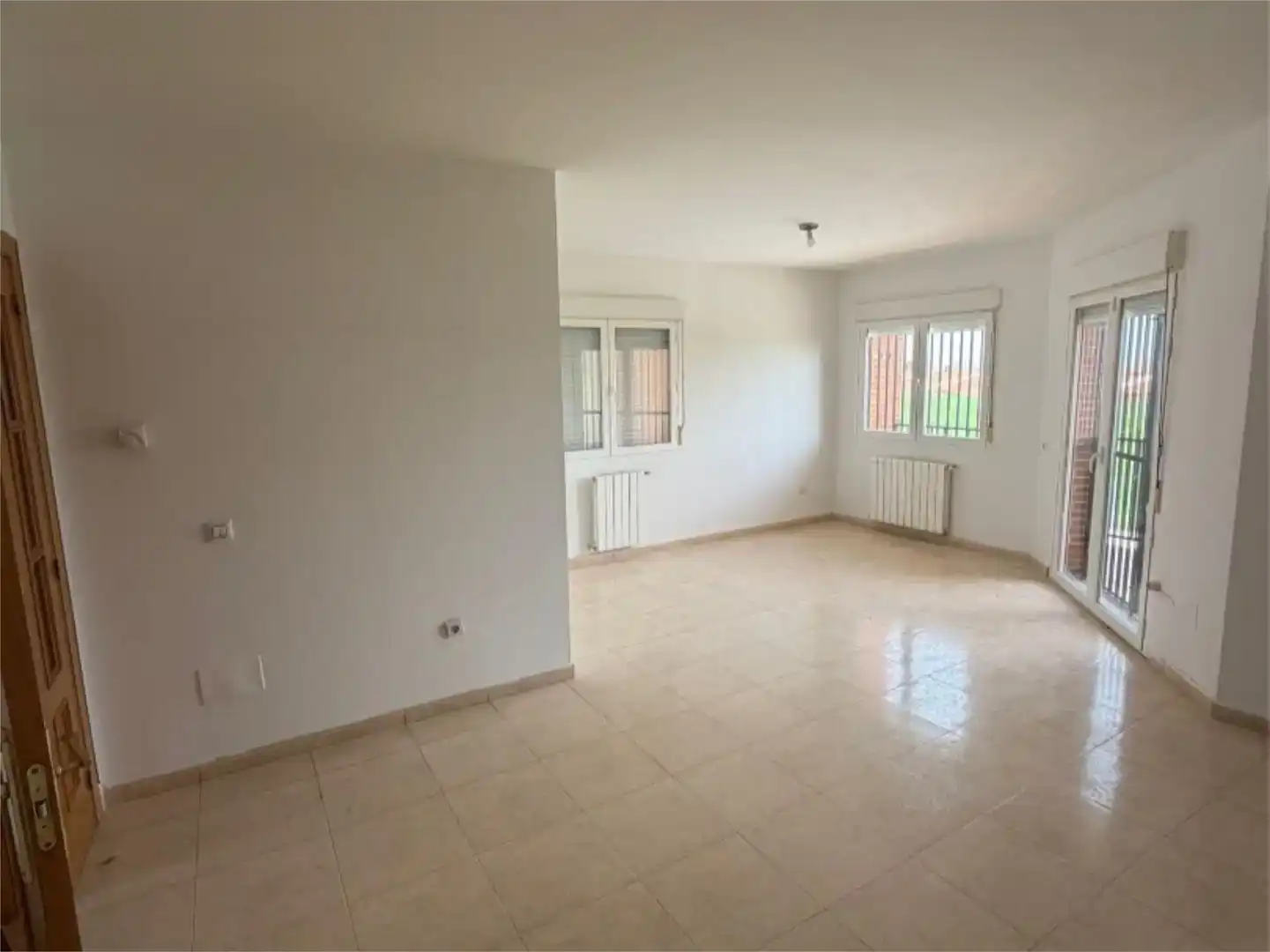 Sala d'estar de Casa o xalet en venda en Cedillo del Condado amb Piscina i Balcó