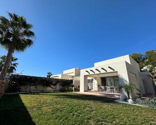 Vista exterior de Casa o xalet de lloguer en Orihuela amb Aire condicionat, Terrassa i Piscina