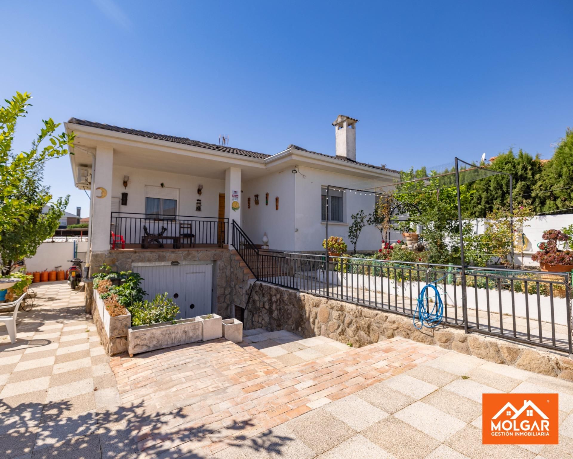 Vista exterior de Casa o xalet en venda en Galápagos amb Jardí privat