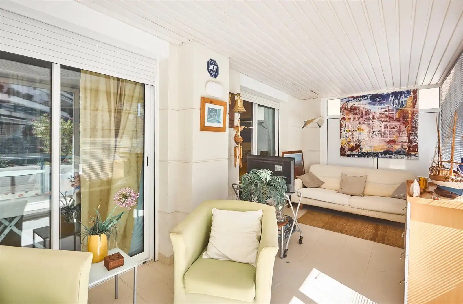 Sala de estar de Piso en venta en Sitges con Calefacción, Terraza y Piscina