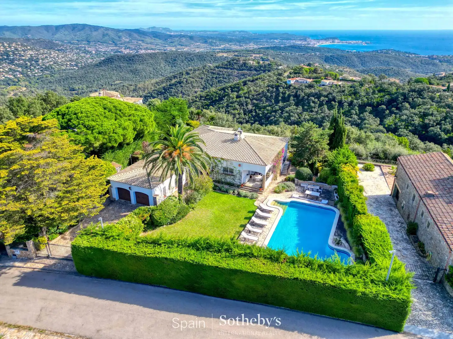 Casa amb piscina en venda a Avinguda del Mas Nou 315