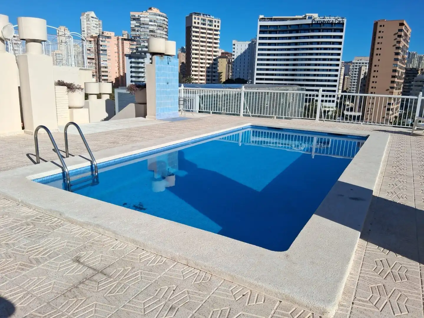 Piscina de Piso en venta en Benidorm con Terraza, Amueblado y Piscina comunitaria