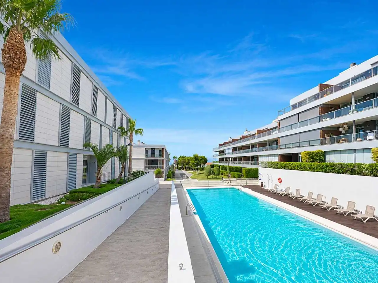 Schwimmbecken von Wohnungen zum Verkauf in Manilva mit Klimaanlage, Heizung und Terrasse