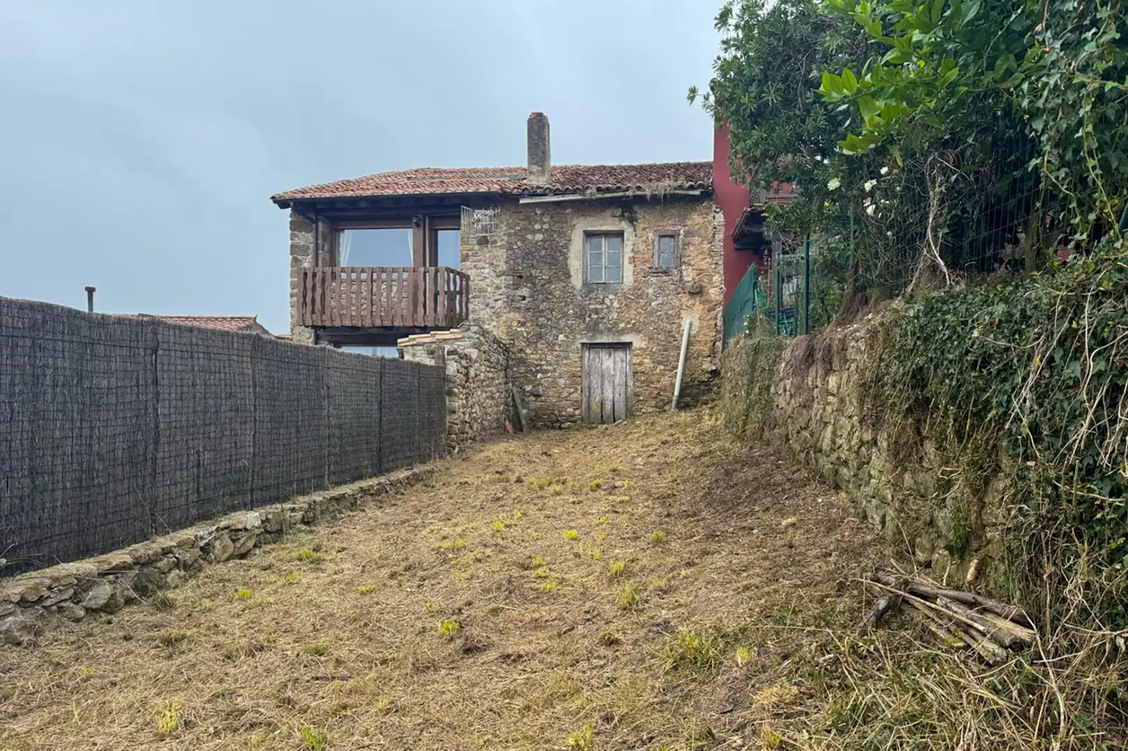 Vista exterior de Casa adosada en venda en Comillas (Cantabria) amb Jardí privat i Terrassa