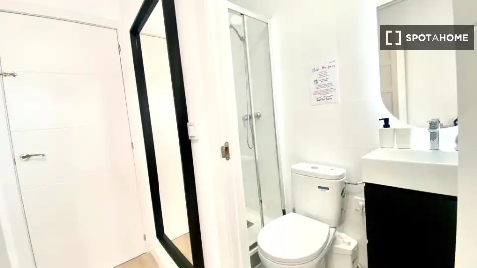Baño de Piso para compartir en Madrid con Aire acondicionado, Calefacción y Amueblado
