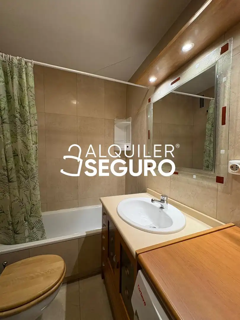 Bany de Pis de lloguer en Madrid amb Aire condicionat, Calefacció i Moblat