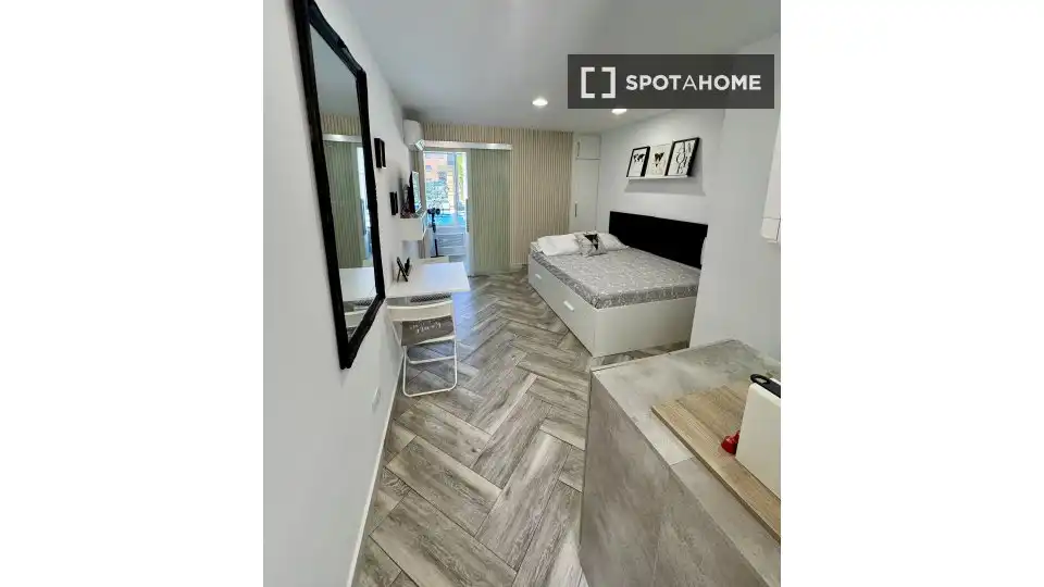 Bedroom of Study for share in Torremolinos  with Air Conditioner, Terrace and Furnished