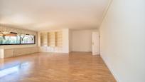 Living room of Flat for sale in  Madrid Capital  with Air Conditioner, Heating and Parquet flooring