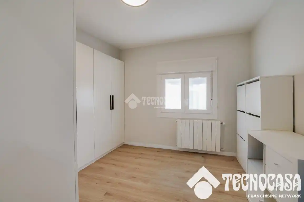 Bedroom of Flat for sale in Santa Coloma de Gramenet  with Air Conditioner, Heating and Parquet flooring