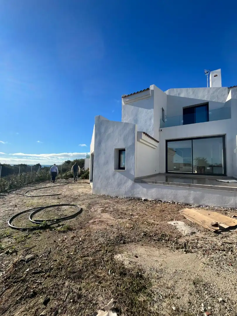 Vista exterior de Casa adosada en venda en Estepona amb Aire condicionat, Terrassa i Traster