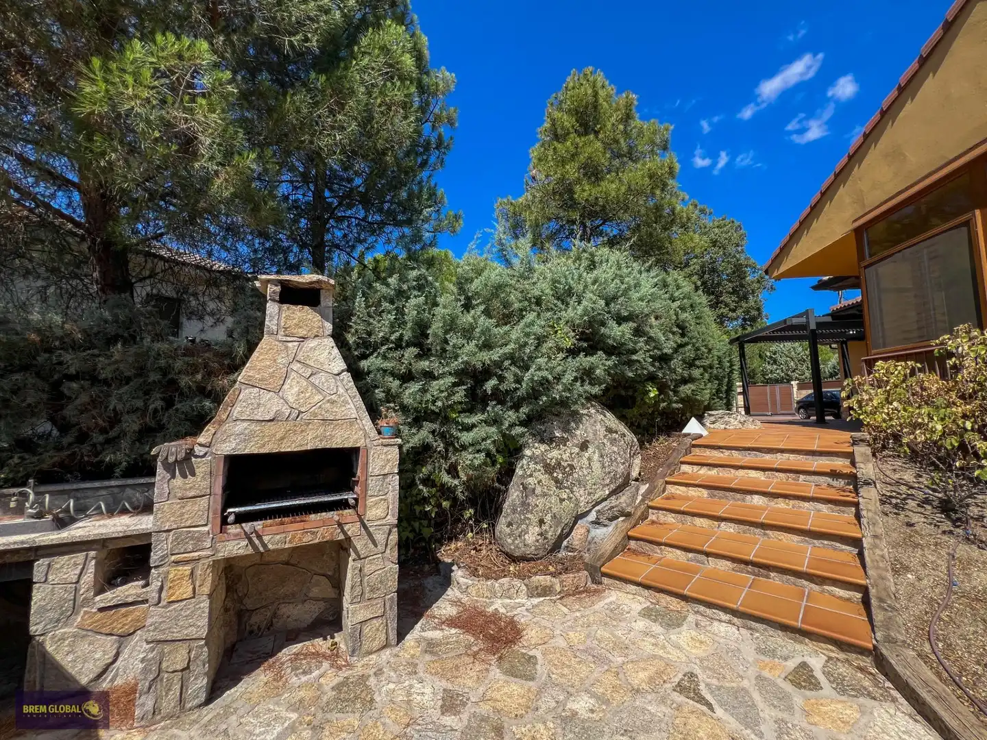 Terrassa de Casa o xalet en venda en El Berrueco amb Calefacció, Jardí privat i Alarma