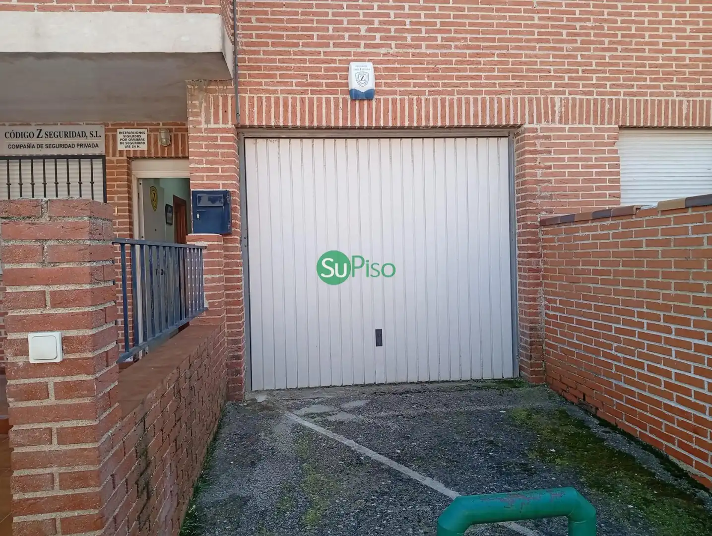 Aparcament de Casa adosada en venda en Chozas de Canales amb Aire condicionat, Jardí privat i Terrassa