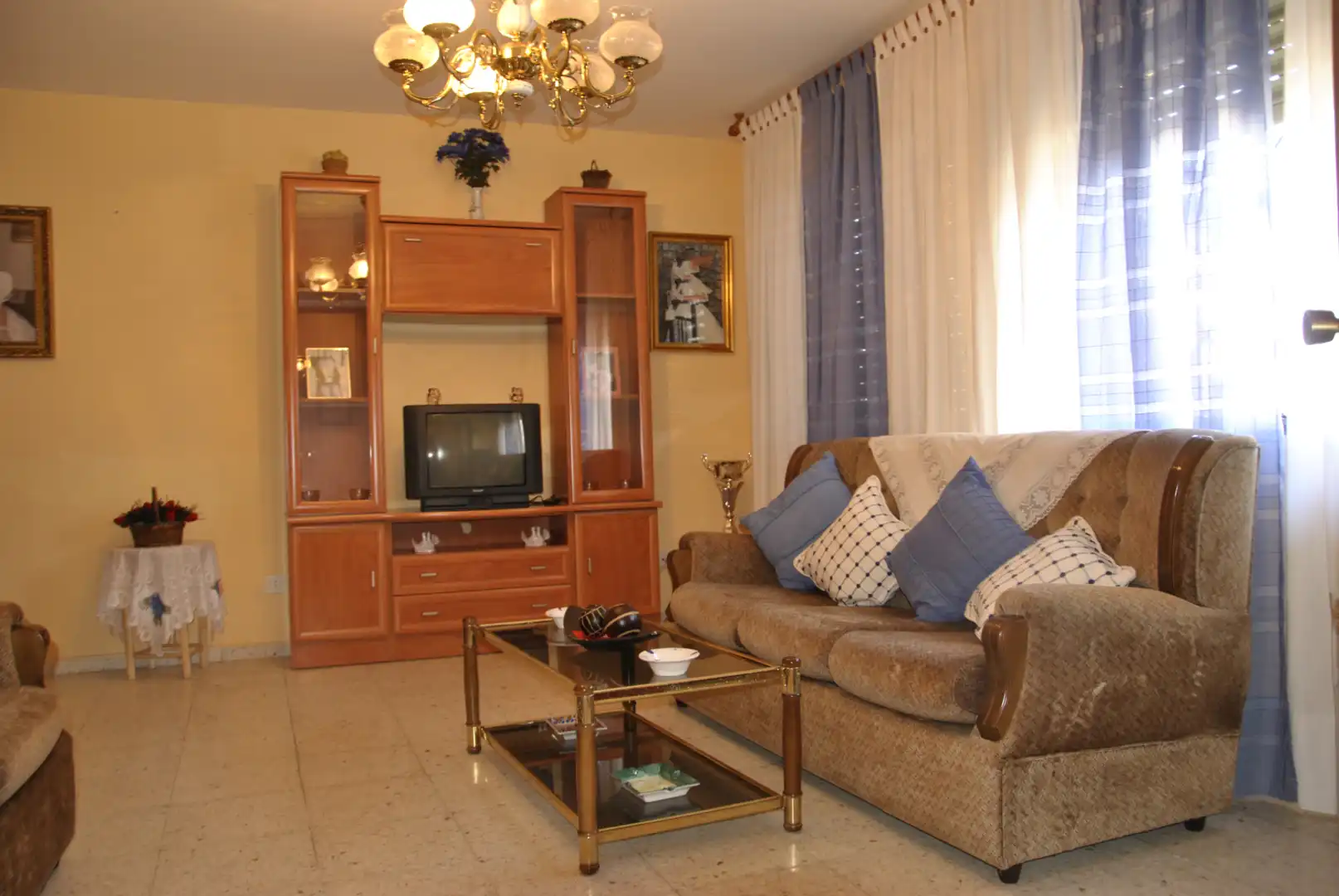 Sala de estar de Casa adosada en venta en Alagón del Río con Aire acondicionado, Calefacción y Jardín privado