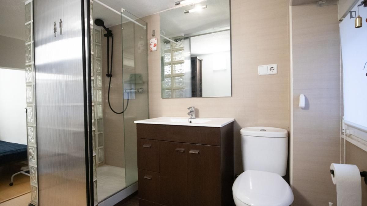 Bany de Estudi de lloguer en  Madrid Capital amb Aire condicionat, Calefacció i Moblat