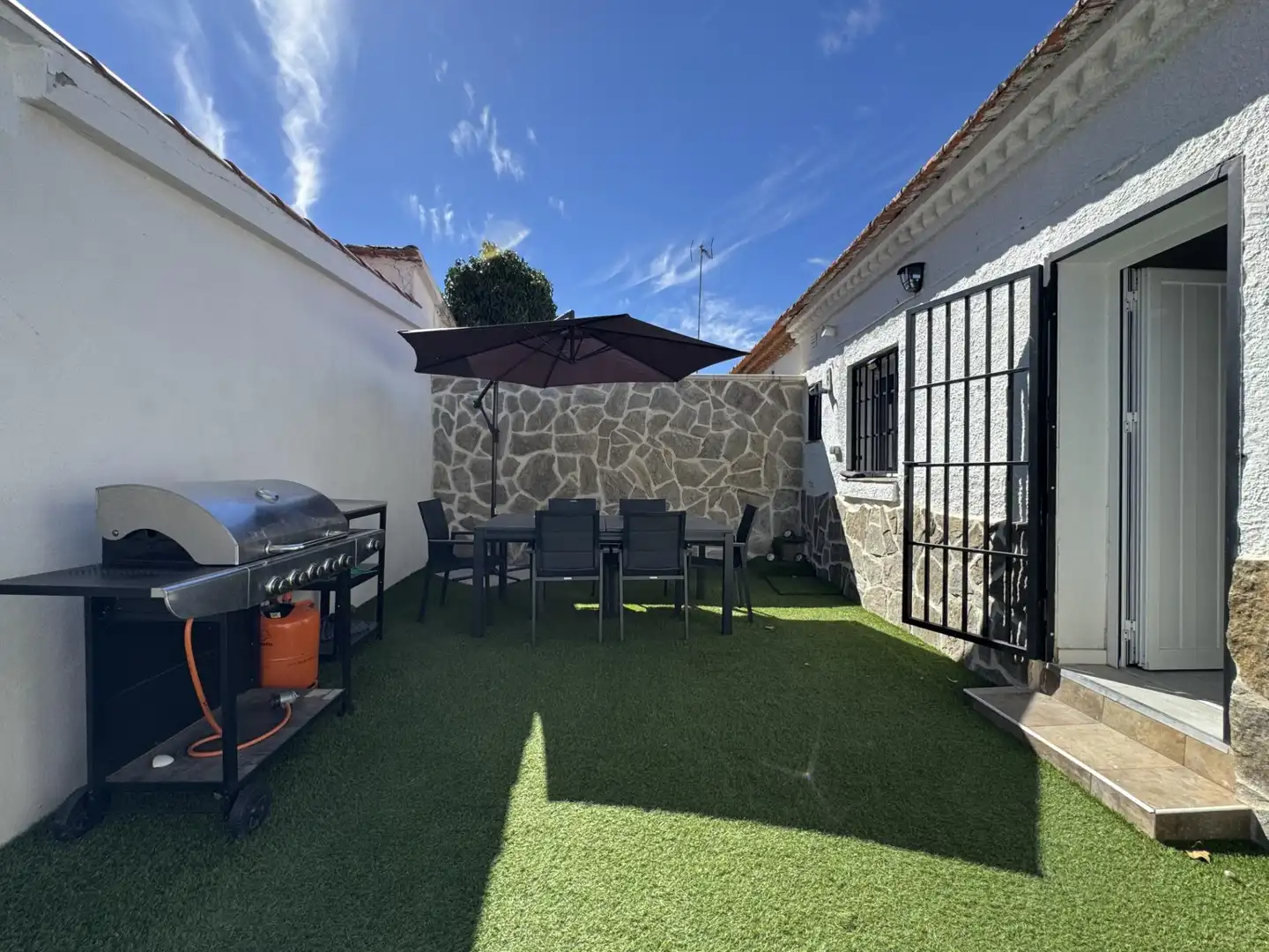 Terrassa de Casa adosada en venda en Sanchidrián amb Parquet, Moblat i Piscina comunitària