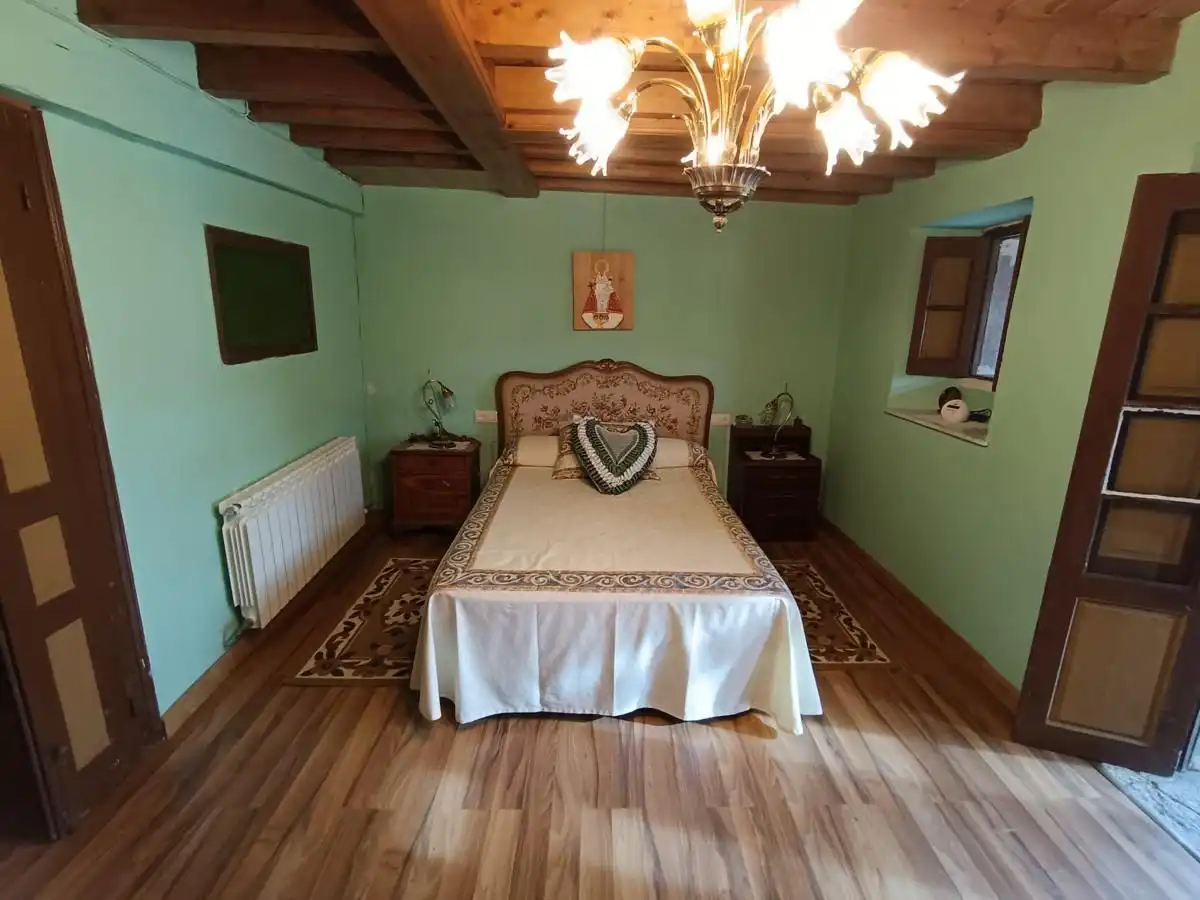 Schlafzimmer von Einfamilien-Reihenhaus zum Verkauf in Peñamellera Alta mit Heizung, Privatgarten und Terrasse