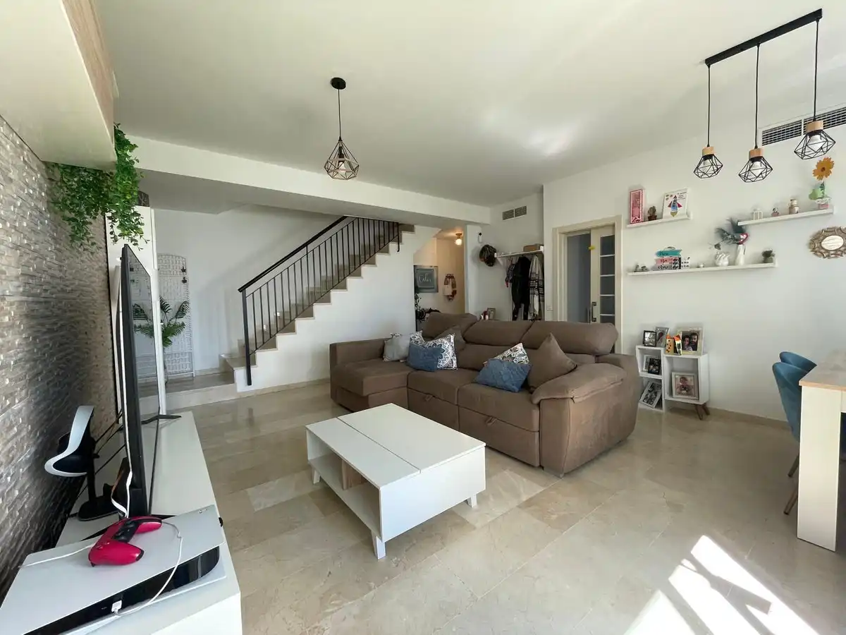 Sala d'estar de Dúplex en venda en Estepona amb Aire condicionat, Jardí privat i Terrassa