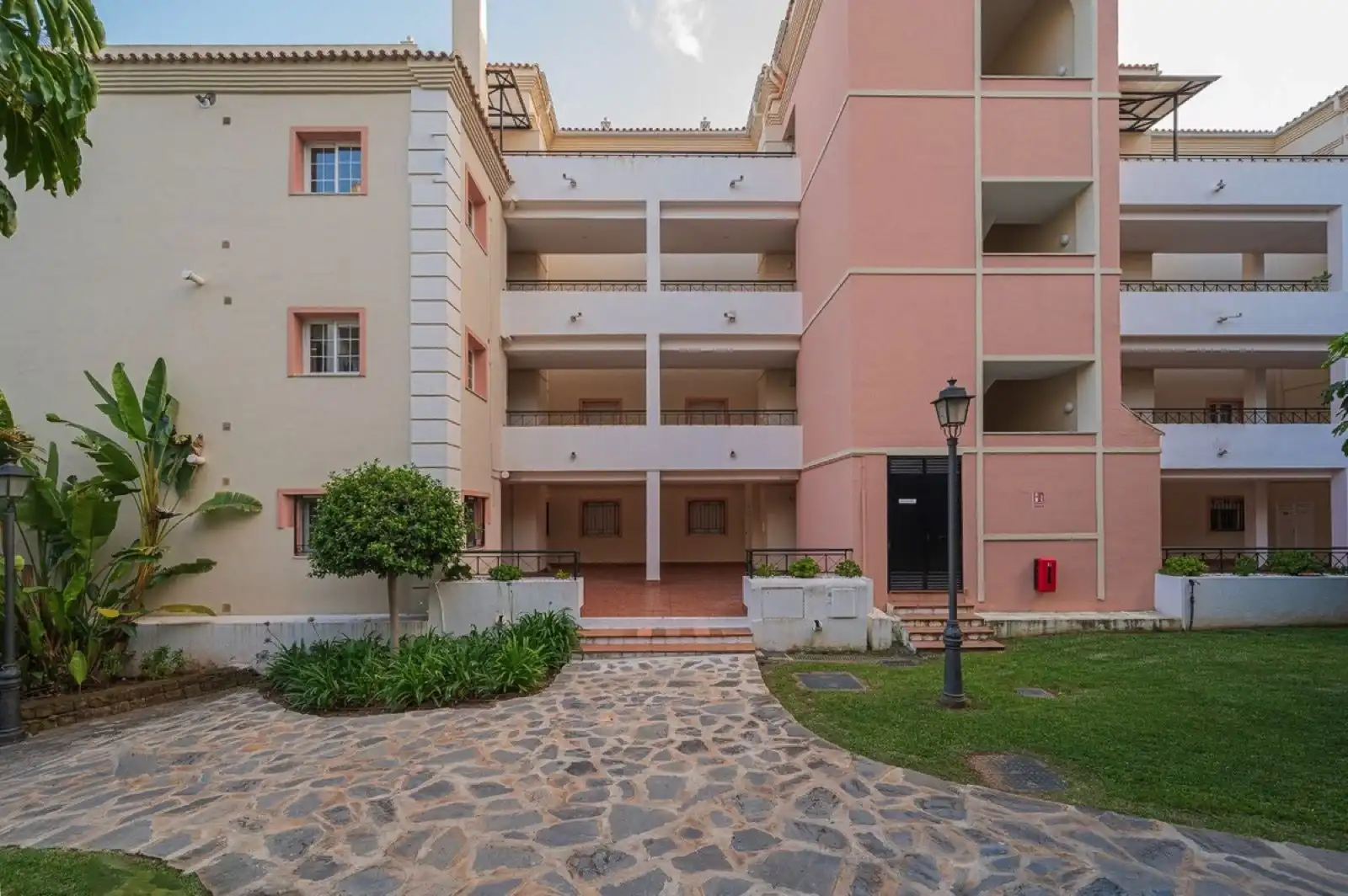 Vista exterior de Piso en venta en Marbella con Terraza y Piscina comunitaria