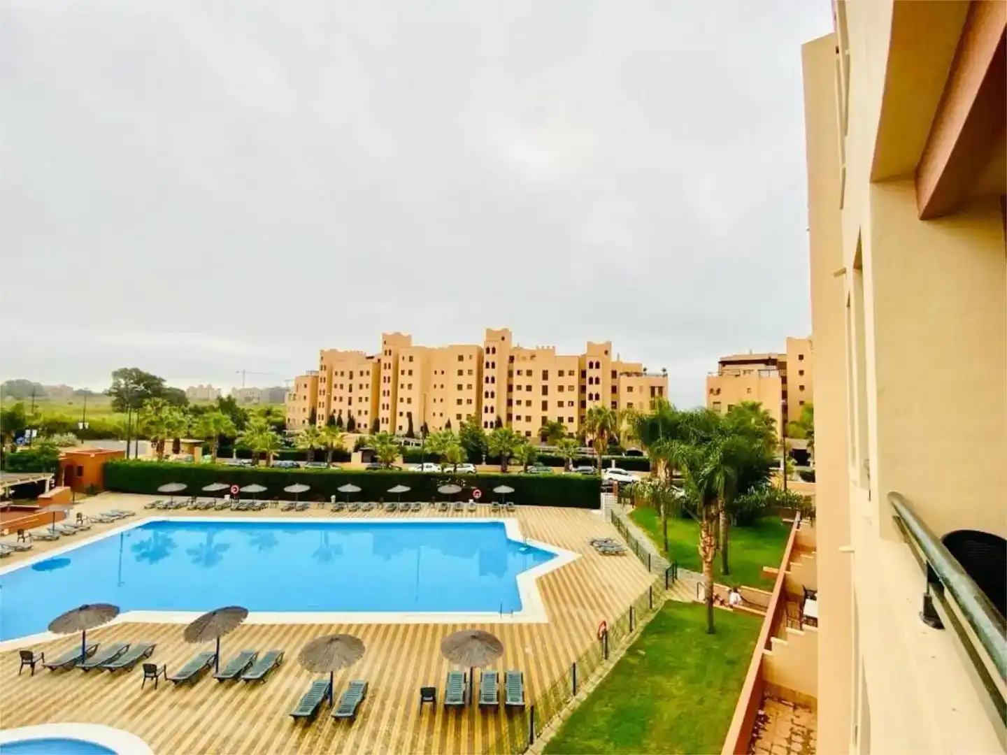 Schwimmbecken von Wohnung zum Verkauf in Isla Canela