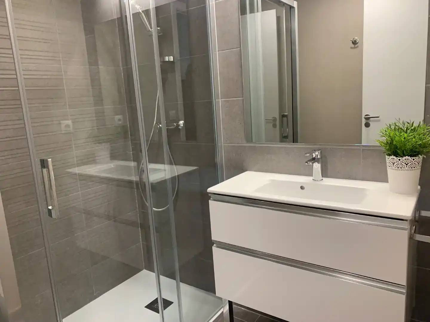 Bathroom of Flat for rent in Las Palmas de Gran Canaria  with Parquet flooring, Swimming Pool and Furnished