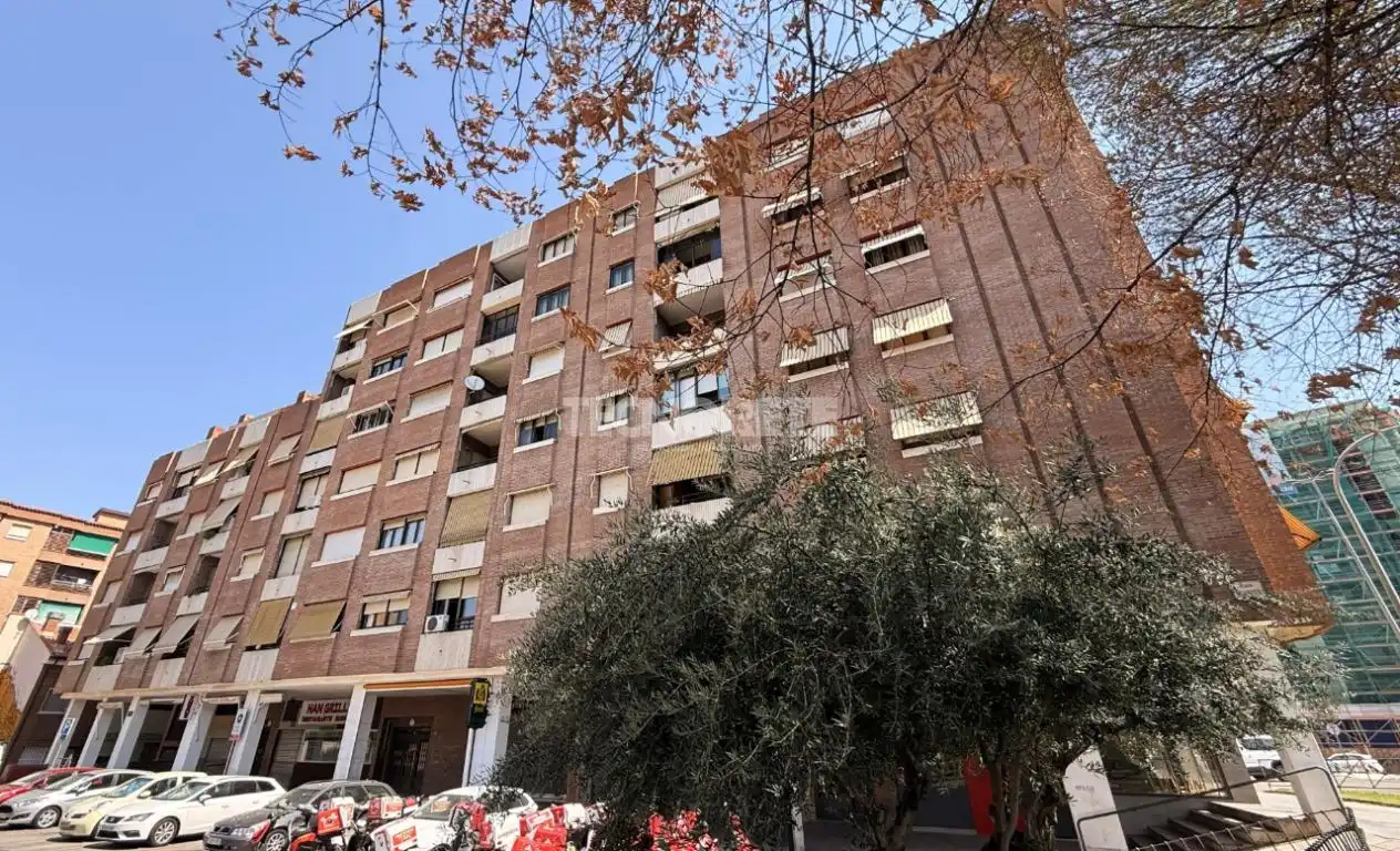 Vista exterior de Piso en venta en Guadalajara con Calefacción, Parquet y Terraza