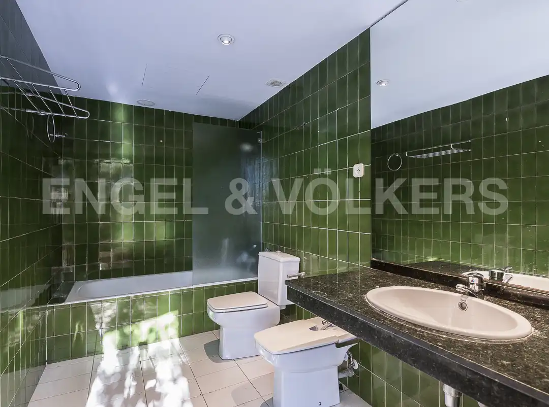 Bathroom of Houses for sale in Barcelona  with Heating, Private garden and Parquet flooring