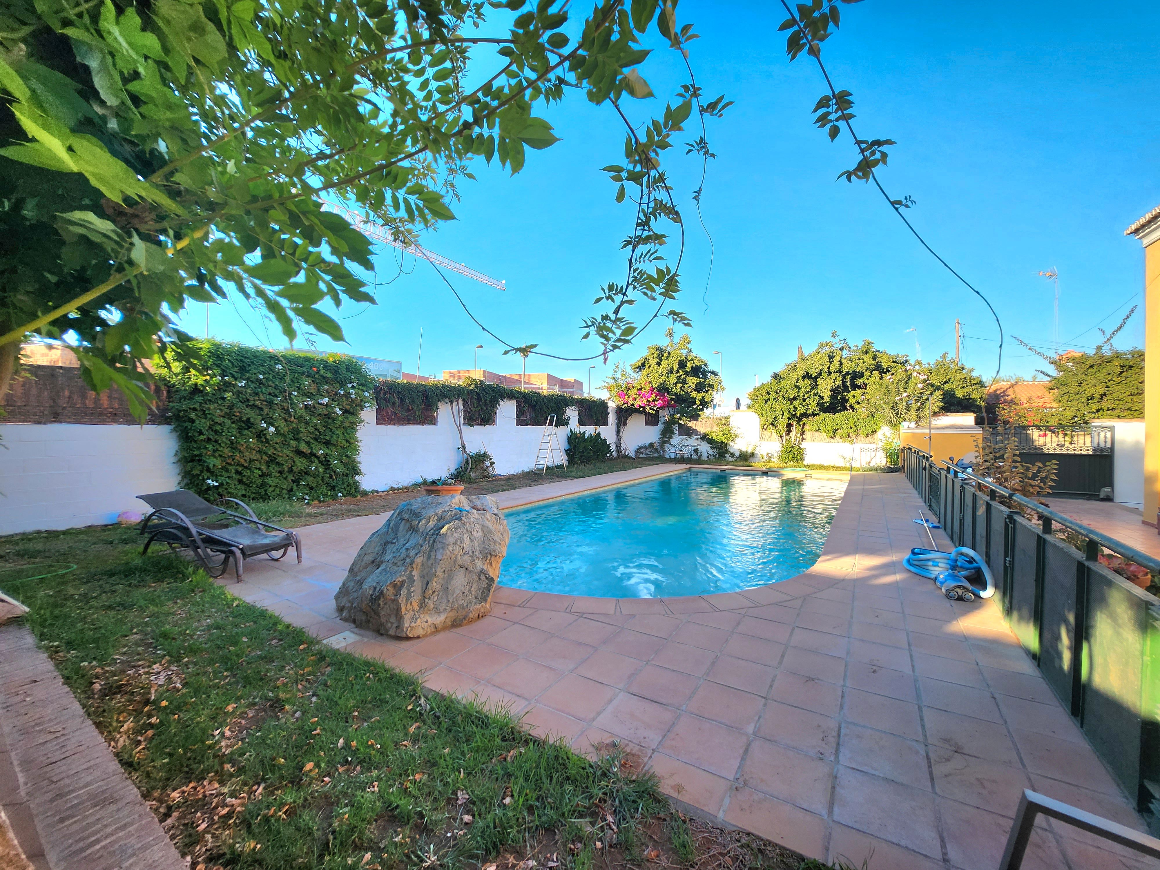 Swimming pool of House or chalet for sale in Alcalá de Guadaira  with Air Conditioner, Heating and Private garden