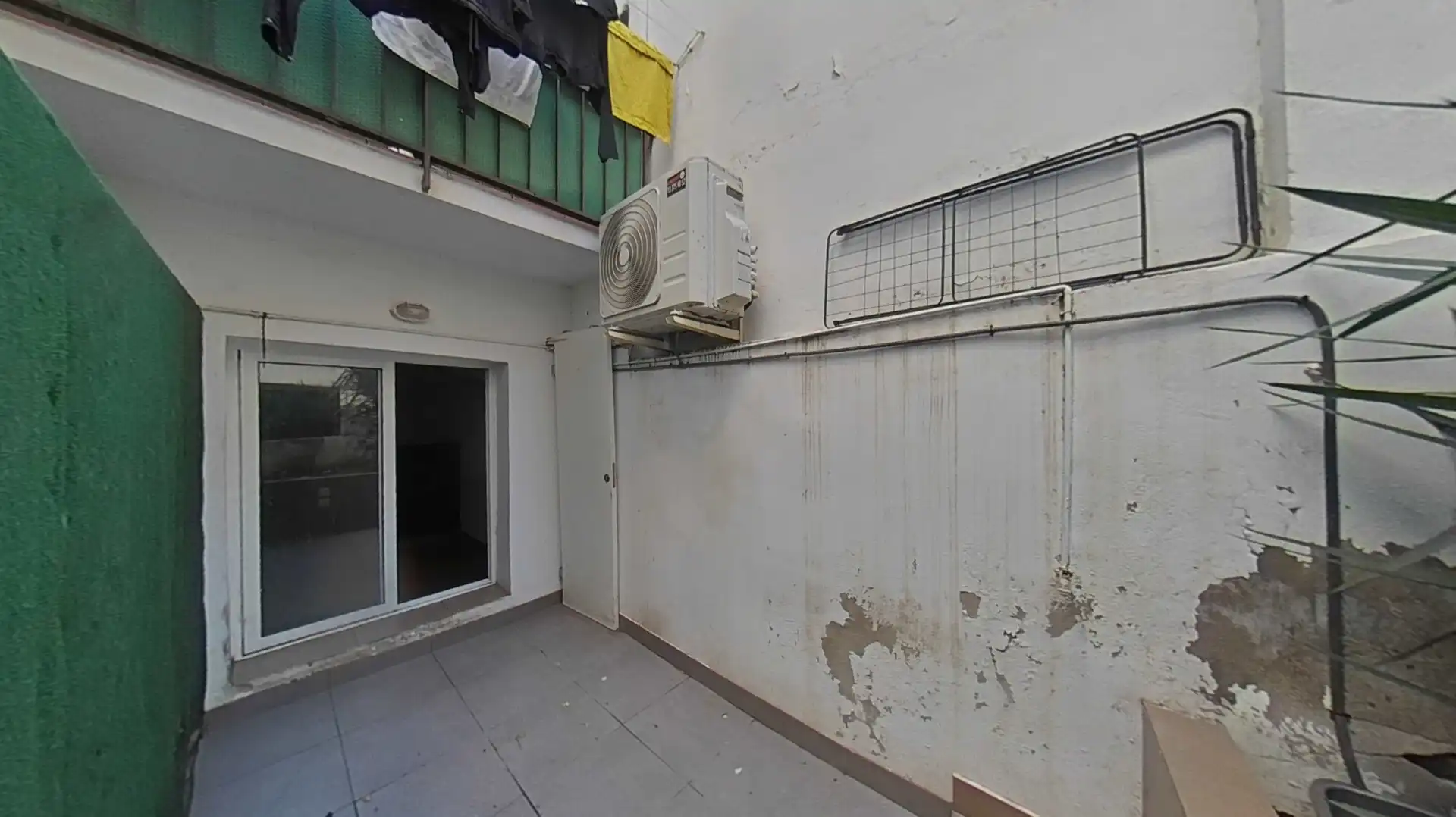 Balcony of Ground floor for sale in Barcelona  with Air Conditioner and Alarm
