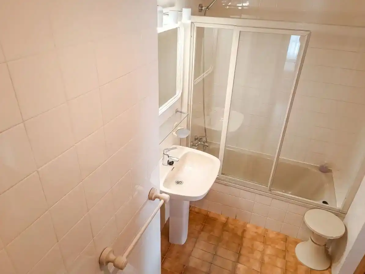Badezimmer von Wohnung zur Miete in Sevilla mit Klimaanlage, Schwimmbad und Möbliert