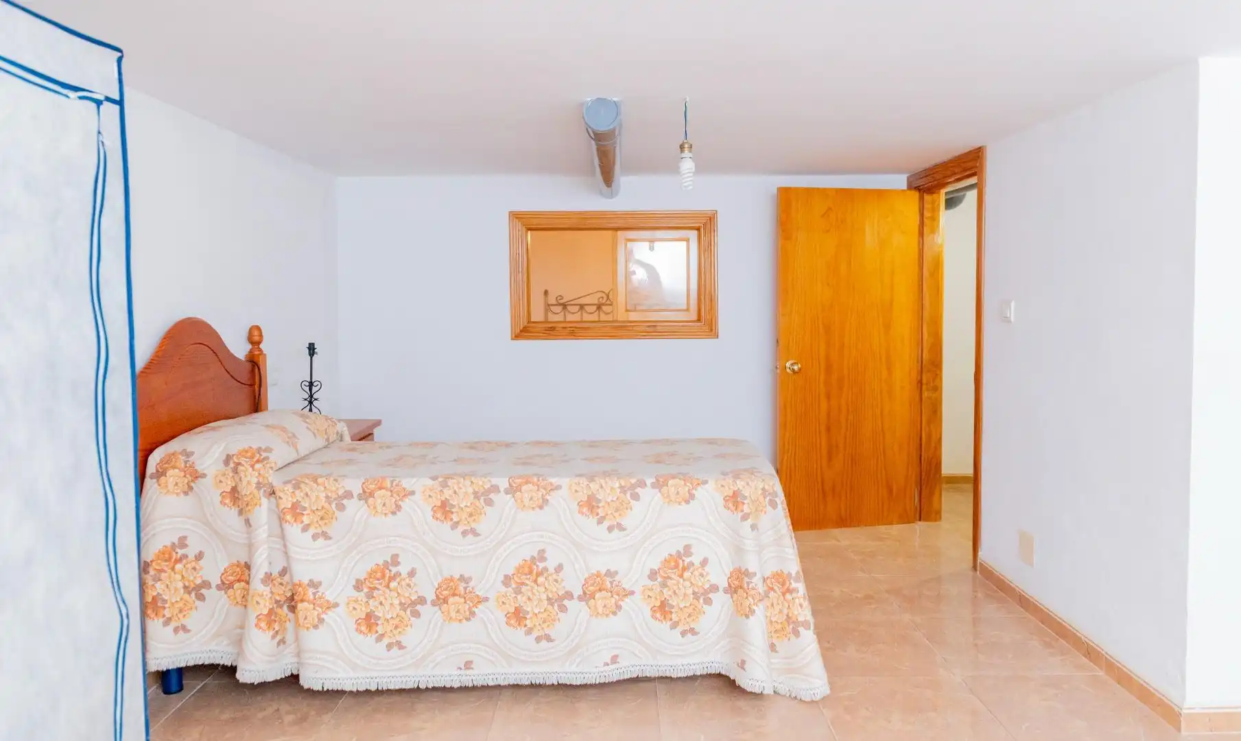 Houses for sale in Cuevas Bajas  with Air Conditioner, Terrace and Storage room