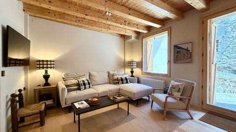 Foto 3 de Casa adosada en venta en Carrèr Deth Saut, Es Bòrdes, Lleida