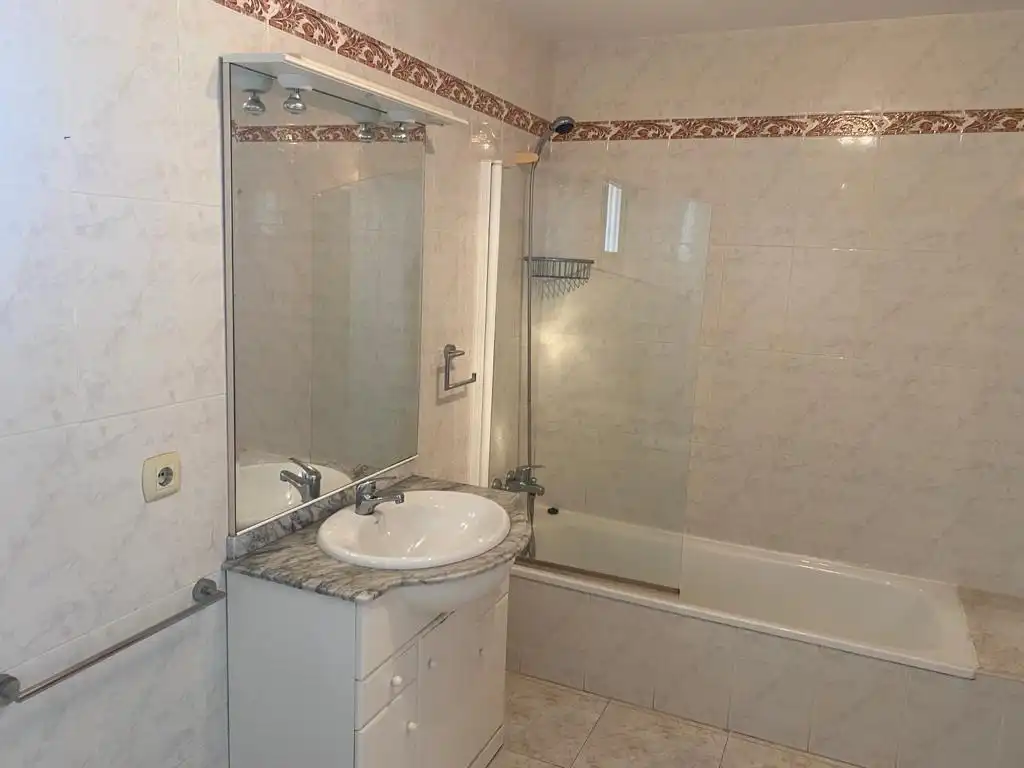 Baño de Apartamento en venta en Teguise con Terraza, Amueblado y Piscina comunitaria