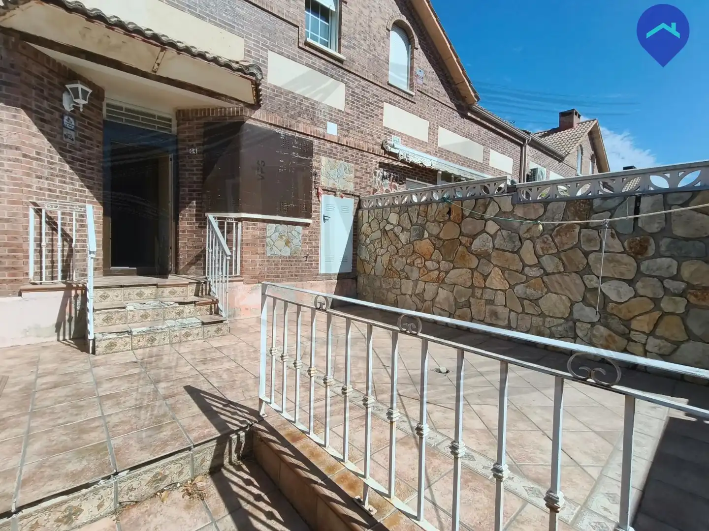Vista exterior de Casa o chalet en venta en Villanueva de la Torre con Jardín privado, Trastero y Alarma