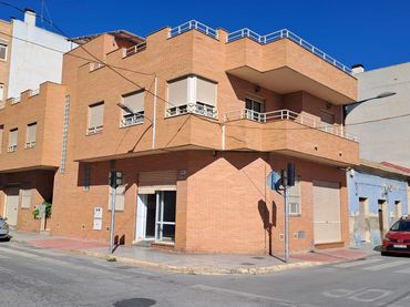 Casa con balcón en venta en Calle Miguel Hernández 24