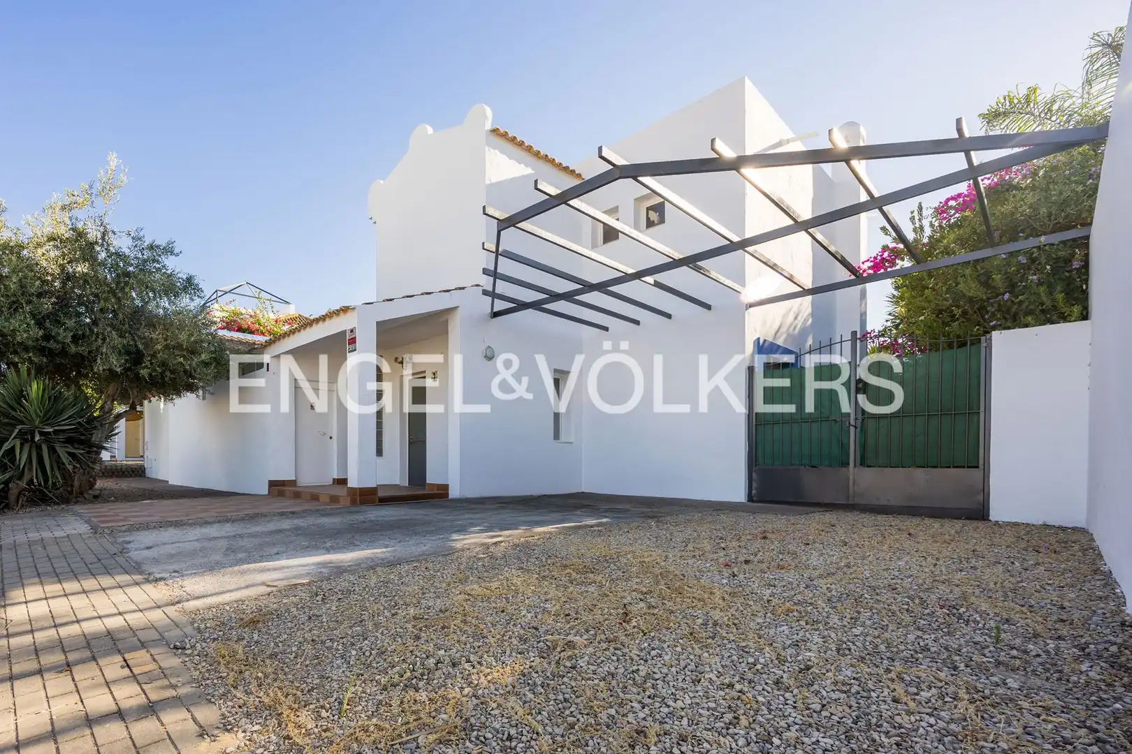 Vista exterior de Casa o xalet en venda en Sanlúcar de Barrameda amb Aire condicionat, Calefacció i Jardí privat