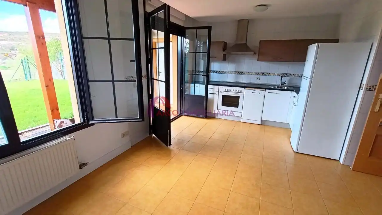 Küche von Einfamilien-Reihenhaus zum Verkauf in Cardeñadijo mit Heizung, Privatgarten und Terrasse