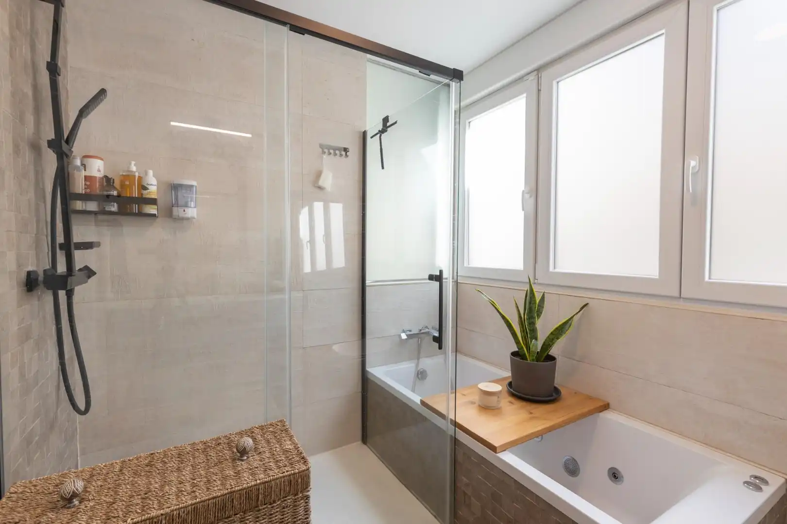 Baño de Ático en venta en Granada con Aire acondicionado, Calefacción y Terraza