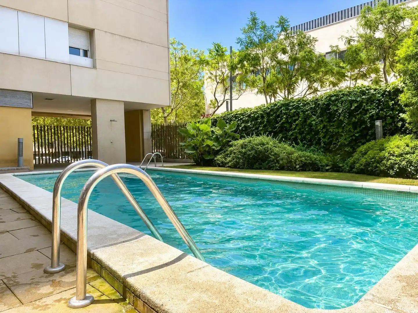 Piscina de Pis en venda en Barcelona amb Calefacció