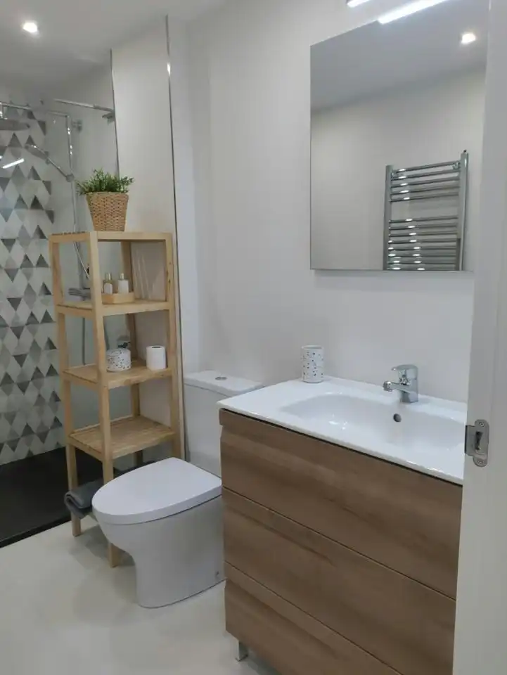 Baño de Piso de alquiler en Santiago de Compostela  con Calefacción y Amueblado