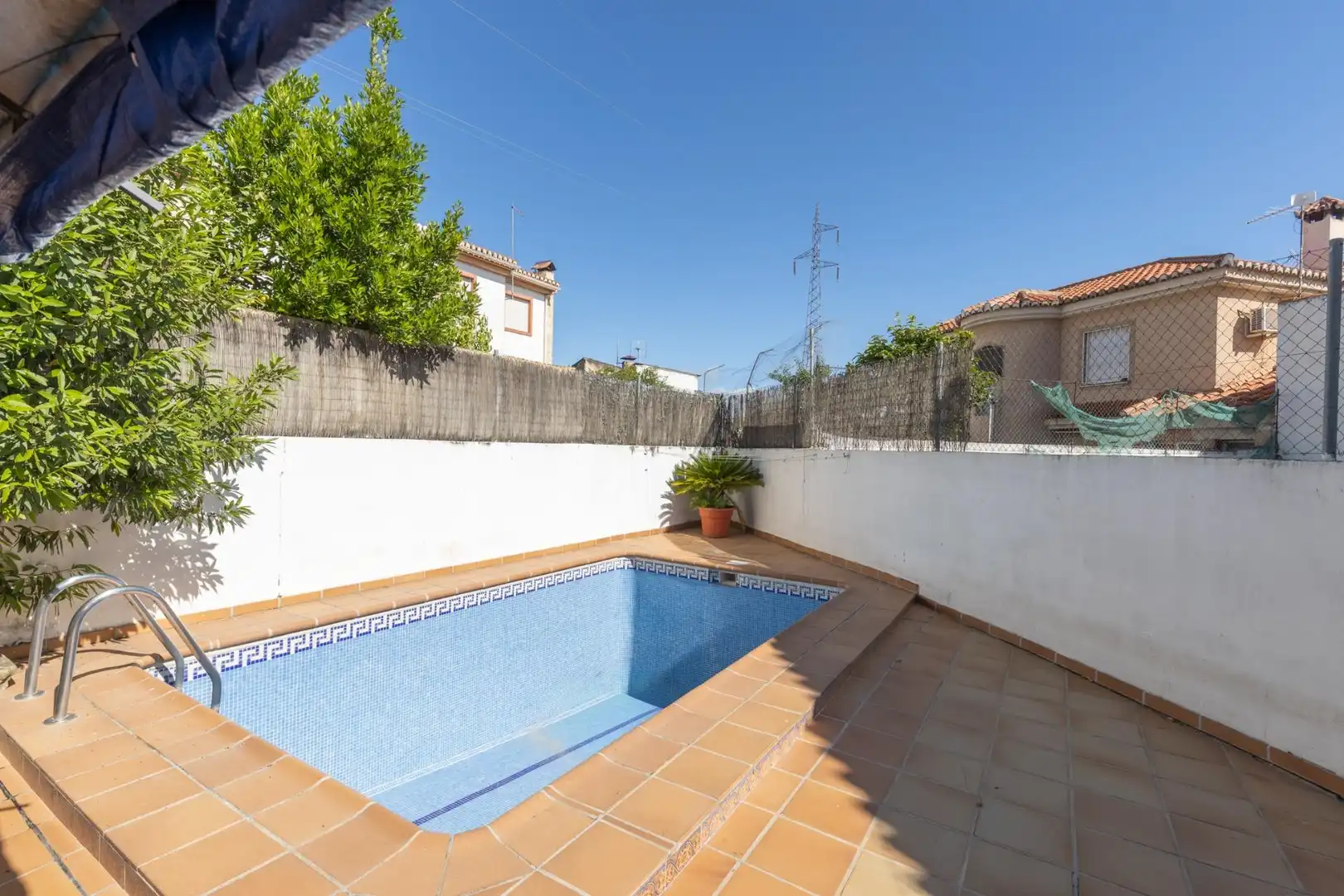 Piscina de Casa adosada en venda en Las Gabias amb Aire condicionat, Calefacció i Jardí privat