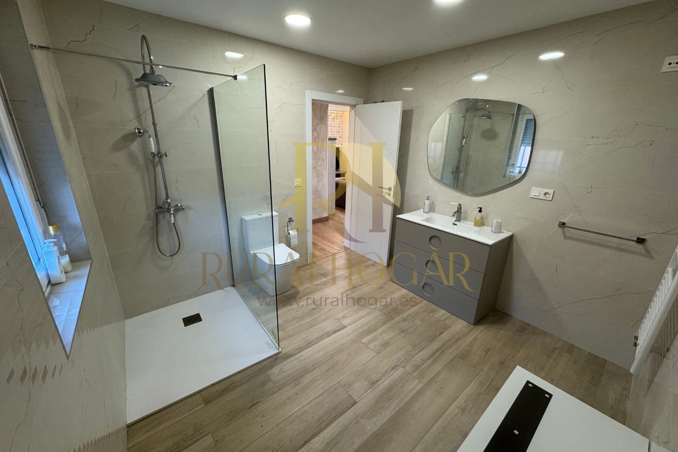 Bany de Casa o xalet en venda en Villaquilambre amb Calefacció, Terrassa i Traster