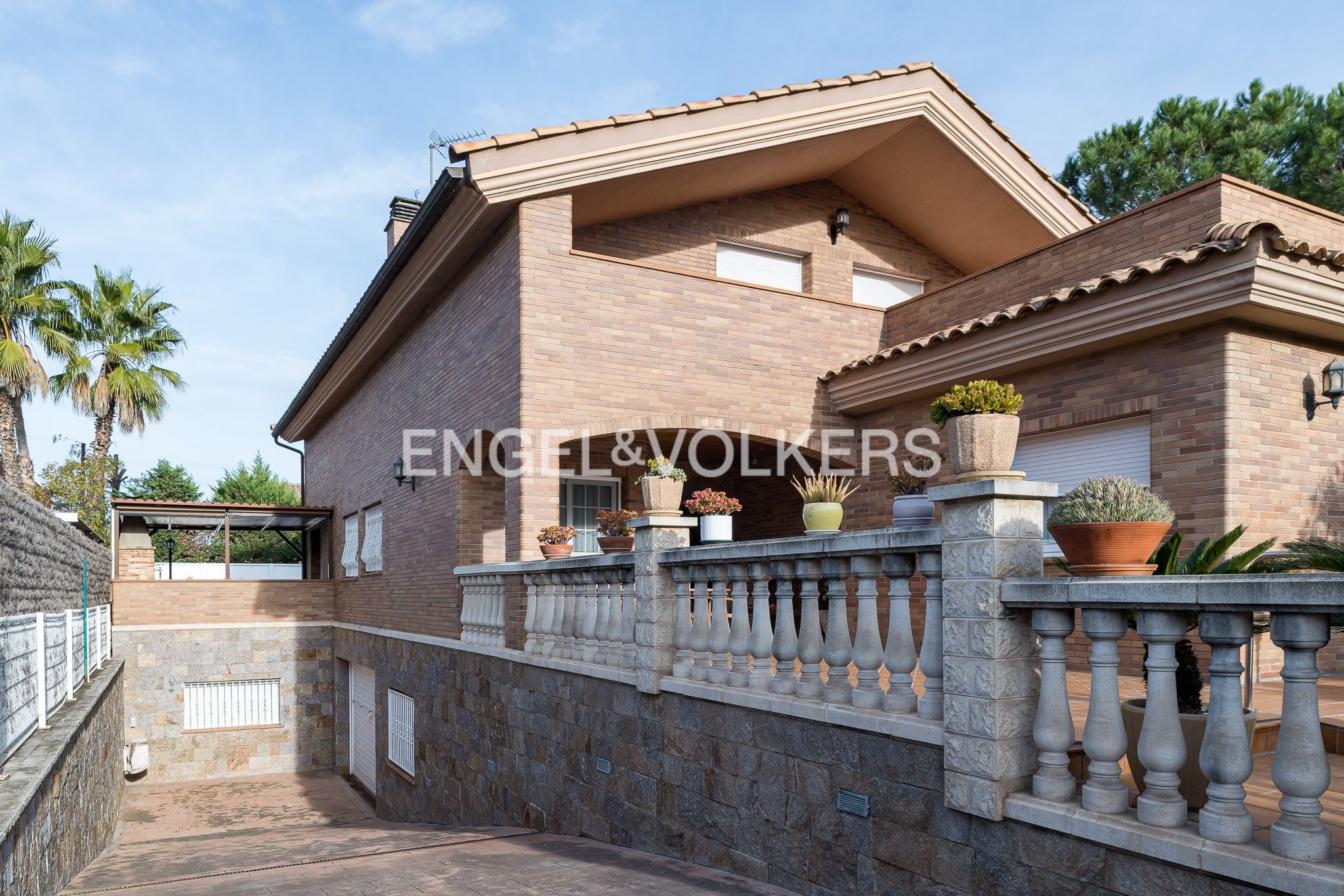 Vista exterior de Casa o xalet en venda en Molins de Rei amb Aire condicionat, Calefacció i Jardí privat