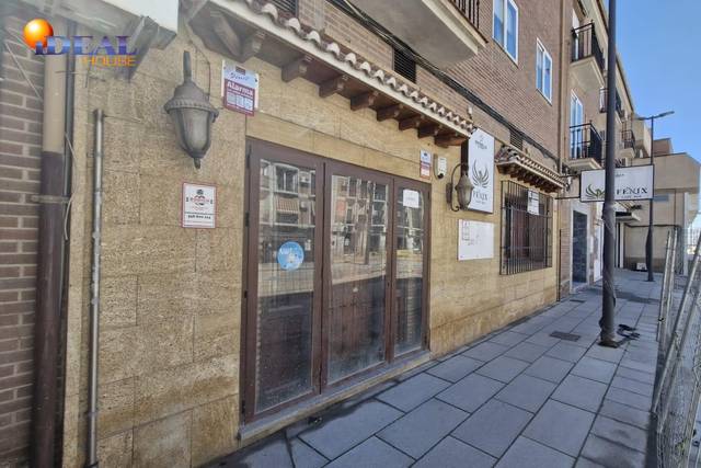 Local comercial en Alquiler en Avenida PONIENTE, 37 en Las Tres Cruces