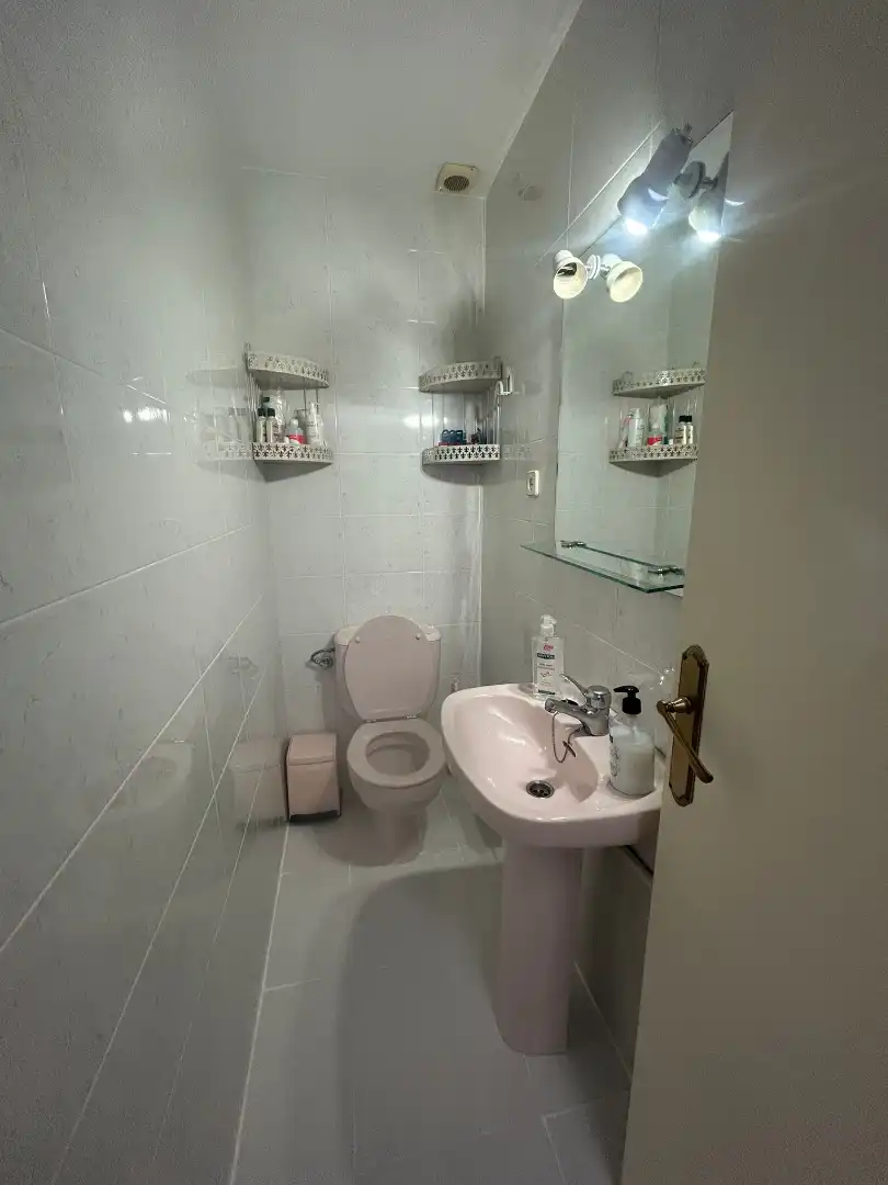 Badezimmer von Wohnung zum Verkauf in Barcelona mit Klimaanlage, Heizung und Möbliert