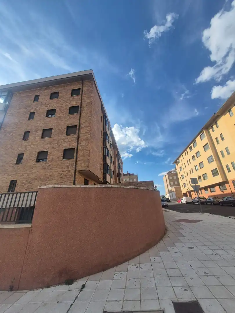 Vista exterior de Àtic en venda en Ávila amb Calefacció, Terrassa i Traster