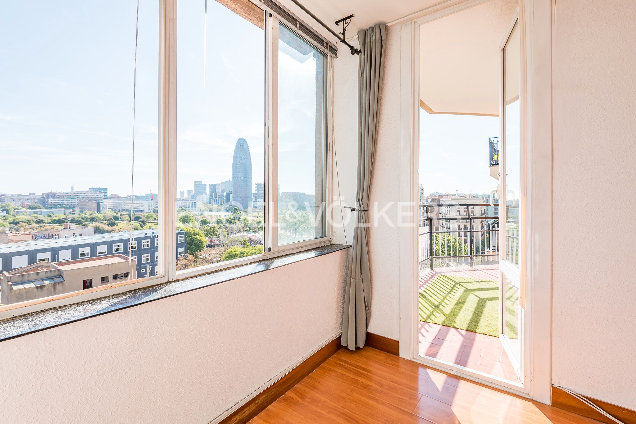 Vista exterior de Apartament en venda en  Barcelona Capital amb Calefacció, Terrassa i Balcó