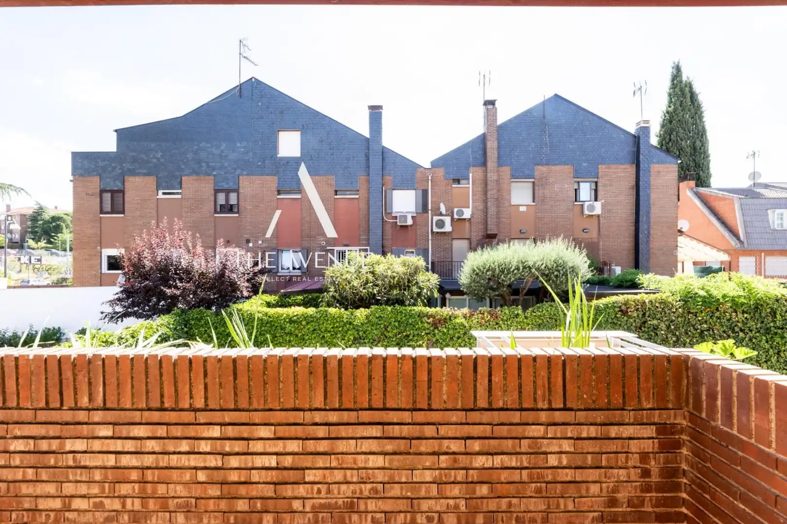 Vista exterior de Casa adosada en venda en Pozuelo de Alarcón amb Aire condicionat, Calefacció i Jardí privat