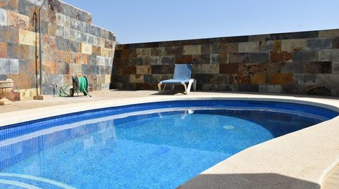 Chalet en venta Nerja reformado con 3 dormitorios, garaje y piscina